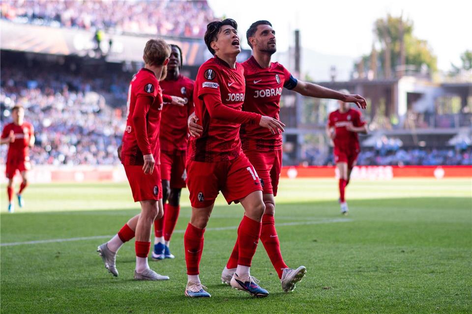 Doppeltorschütze für den SC: Yuito Suzuki (M.).Miguel Lemos/ZUMA Press Wire/dpa