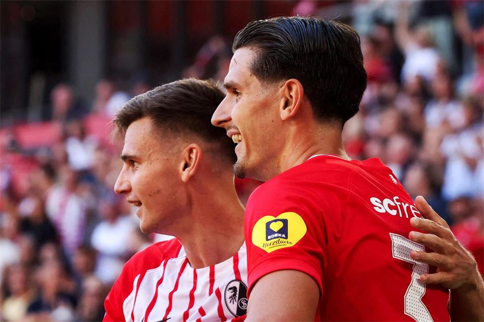 Doppeltorschützen unter sich: Yannik Engelhardt (l) und Igor Matanovic.Philipp von Ditfurth/dpa