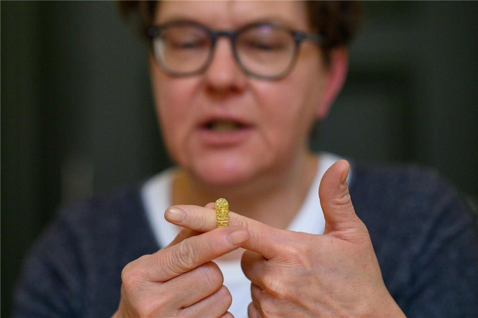 Doreen Rosenbaum zeigt einen Akupressurring, der Zeugen bei ihrer Aussage helfen soll. Klaus-Dietmar Gabbert/dpa