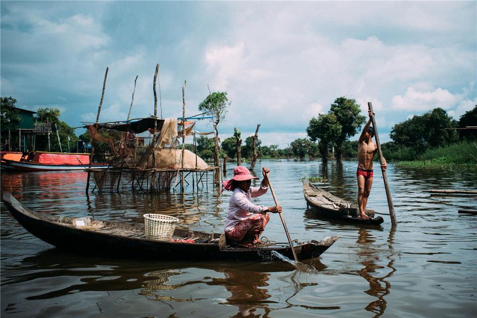 Dorfbewohner am Tonle Sap kehren vom Fischen zurück.Zacharie Scheurer/dpa-tmn