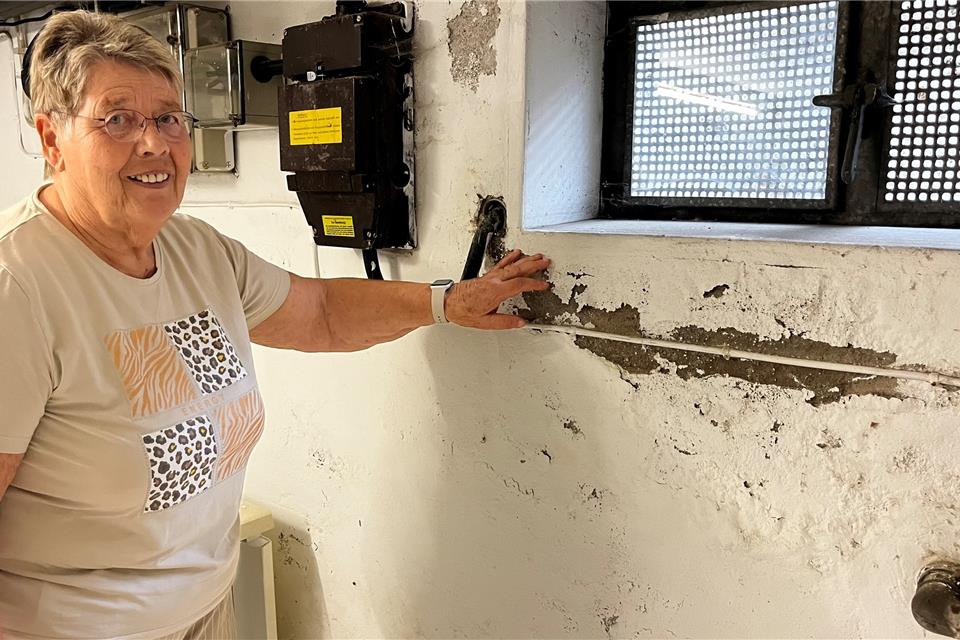 Doris Kösters zeigt die feuchte Wand im Keller direkt neben dem Stromkasten.