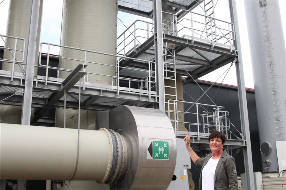 Doris Nienhaus vor dem Anlagenteil, in dem die Stickstoffverbindungen aus der Gülle „rausgeholt“ werden. Derzeit läuft die Gülleaufbereitungsanlage mit einer 50- bis 60-prozentigen Auslastung. 