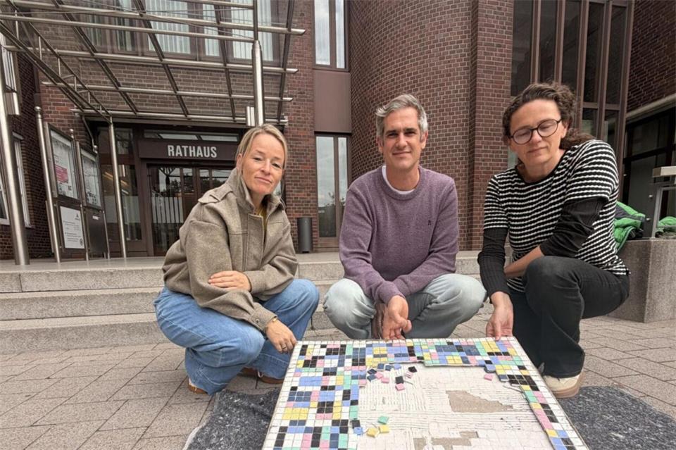 Doris Zevenbergen, Friedemann Banz und Daniela Winkelhaus (v.l.) mit dem zerstörten Kunstwerk aus der Ausstellung „Latent Spaces“. Per Smartphone konnten Besucher das Mosaik einscannen und dadurch eine virtuelle Skulptur sichtbar machen.