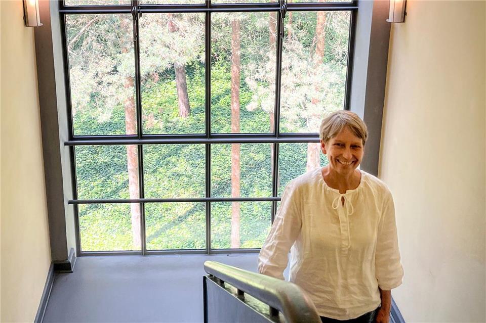 Dorothea Roos, Leiterin der Bauabteilung der Stiftung Bauhaus, steht vor der Glasfassade im Treppenhaus von Paul Klees Meisterhaus.Heidi Scharvogel/dpa-tmn