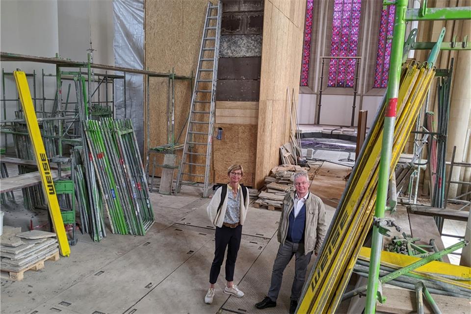 Dorothee Backes vom Kirchenvorstand und Pfarrdechant Johannes Arntz begutachten den Fortschritt auf der Baustelle in der Lambertikirche.