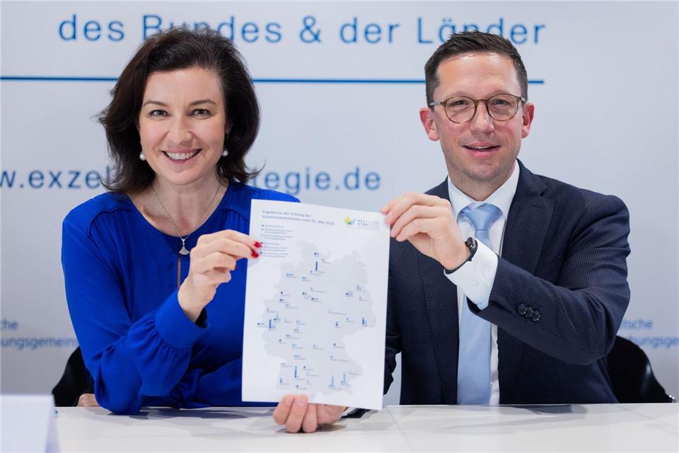 Dorothee Bär (CSU), Bundesforschungsministerin, und Falko Mohrs (SPD), niedersächsischer Minister für Wissenschaft und Kultur, informierten über die Auswahl in der Exzellenzstrategie. Rolf Vennenbernd/dpa