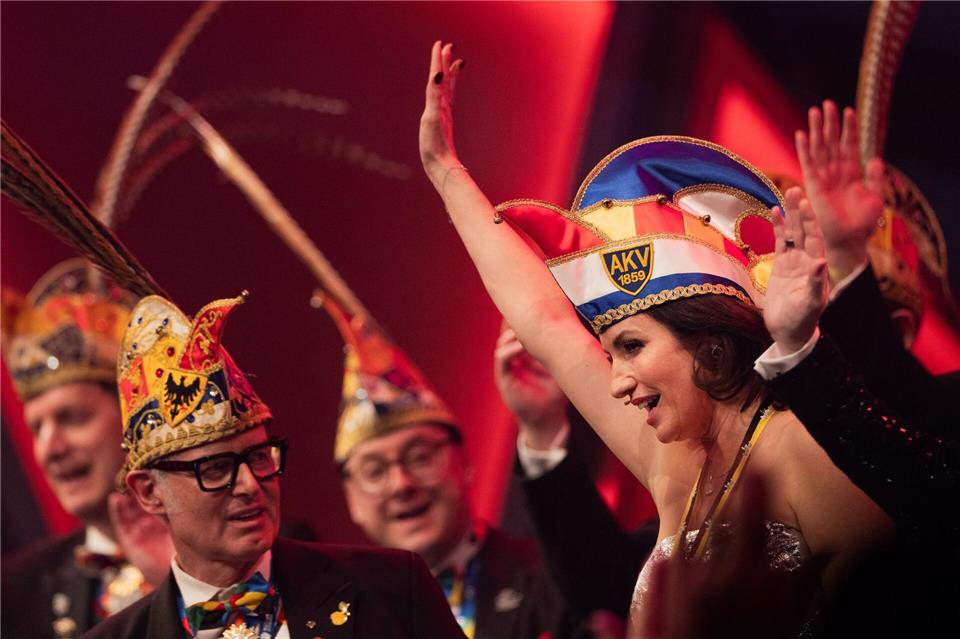 Dorothee Bär (CSU) hält ihre Ritterinnenrede bei der Festsitzung zur Verleihung des Ordens wider den tierischen Ernst des Aachener Karnevalsvereins.Rolf Vennenbernd/dpa