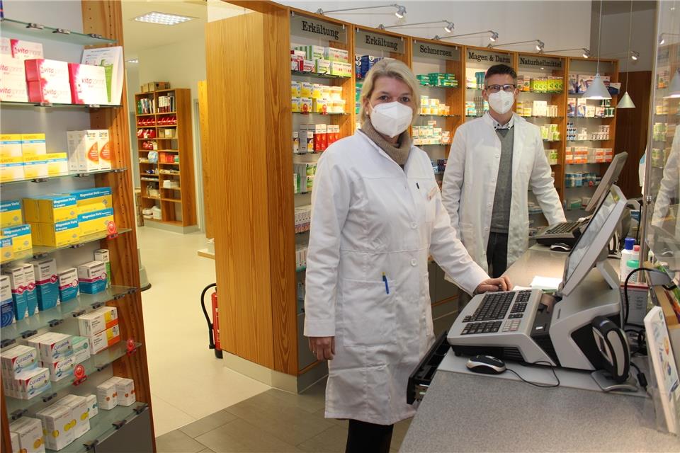 Dorothee Frieler-Binner und Volker Binner sind die neuen Inhaber der Schloss-Apotheke in Raesfeld.