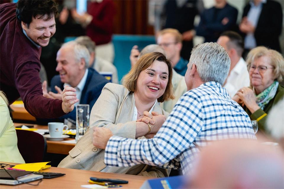 Dorothee von Hoff wurde zur neuen Vorsitzenden der Thüringer FDP gewählt und nimmt die Gratulationen entgegen.Jacob Schröter/dpa