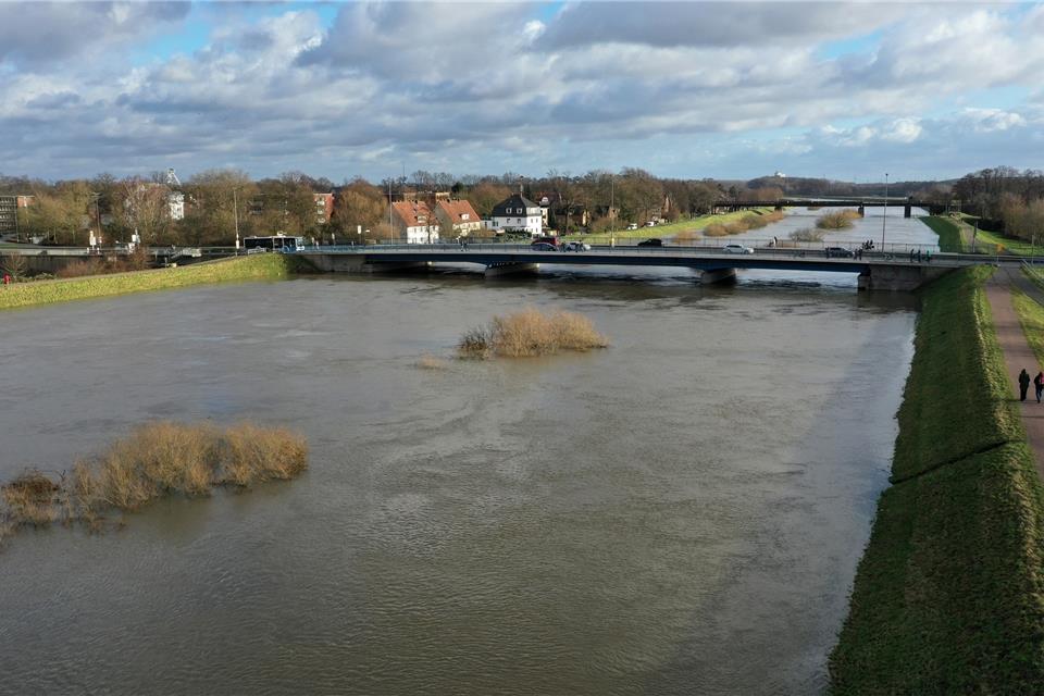 Hochwasser der Lippe steigt in Dorsten auf zehn Meter Dort, wo die Büsche aus dem Wasser der Lippe ragen, ist bei normalem Wasserstand das Ufer.