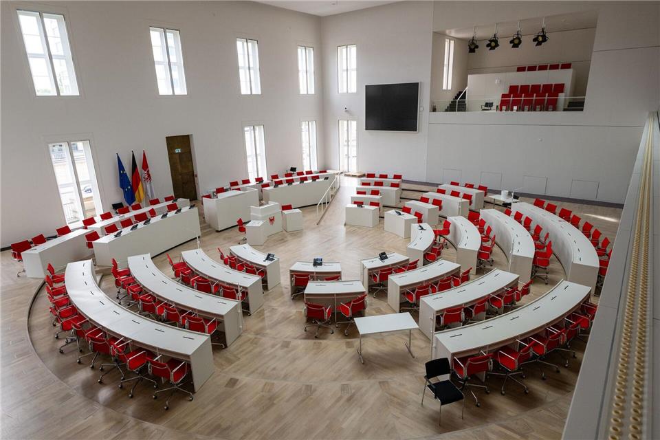 Dort, wo sonst die Abgeordneten debattieren, feiert der Landtag am Samstag sein 35-jähriges Bestehen zusammen mit der Bevölkerung. (Archivbild)Soeren Stache/dpa