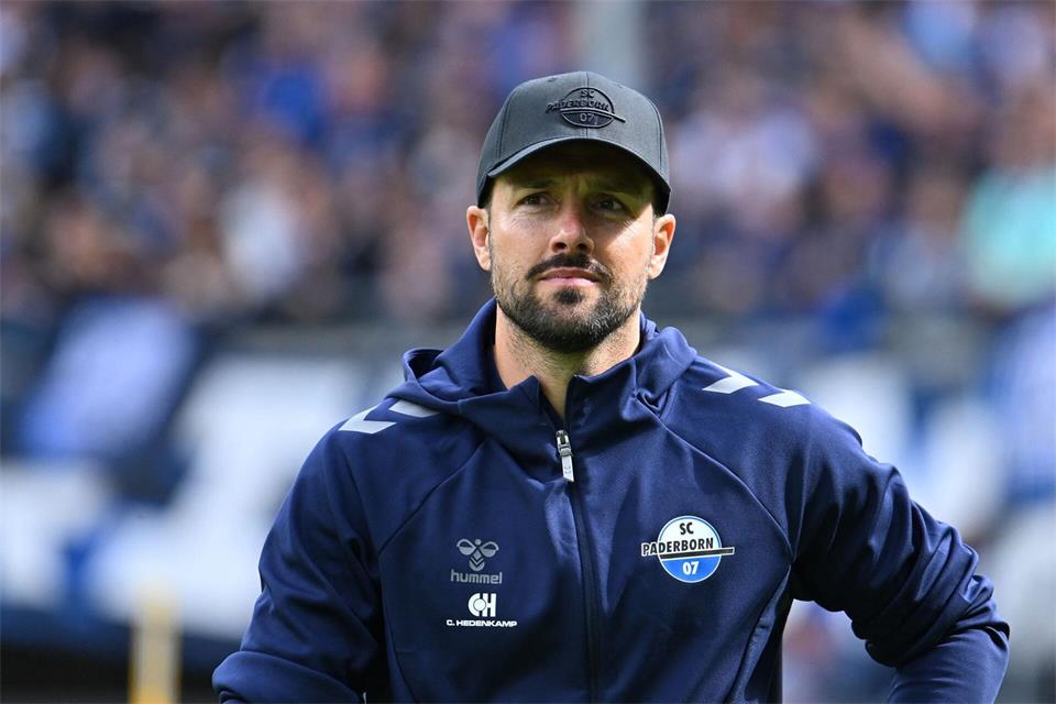 Dortmund-Fan und Paderborn-Trainer: Ralf Kettemann. (Archivbild)Swen Pförtner/dpa