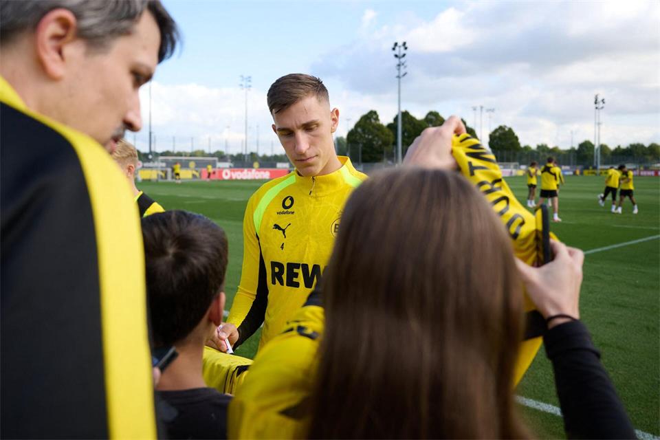 Dortmund: Schlotterbeck mittendrin – BVB-Profi nimmt sich nach dem Training Zeit für FansBernd Thissen/dpa