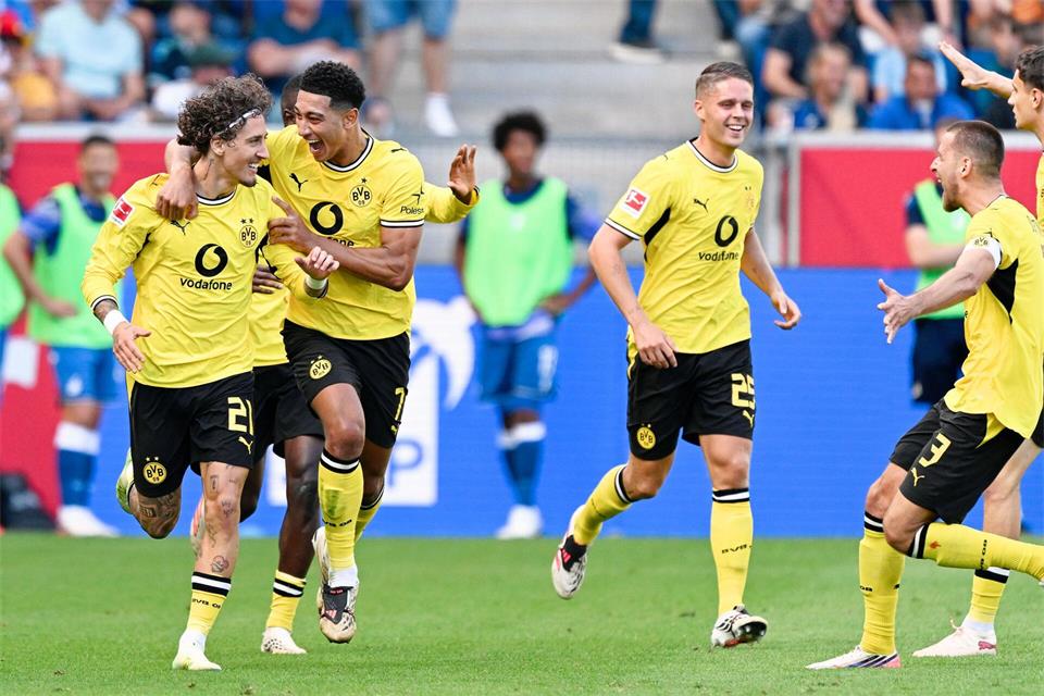Dortmund bejubelt den 2:2-Ausgleich.Uwe Anspach/dpa