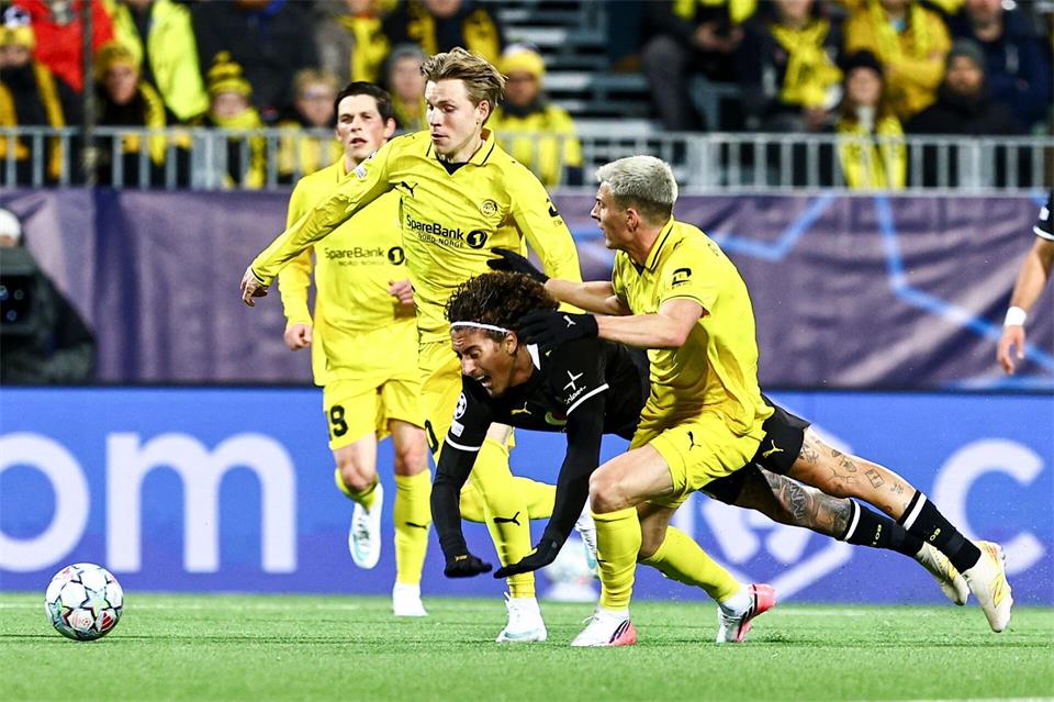 Dortmunds Fábio Silva hatte bei Bodö/Glimt einen schweren Stand. Mats Torbergsen/NTB/dpa