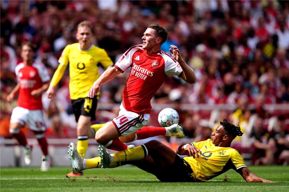 Dortmunds Filippo Mane im Zweikampf mit Viktor Gyökeres von Arsenal.John Walton/PA Wire/dpa