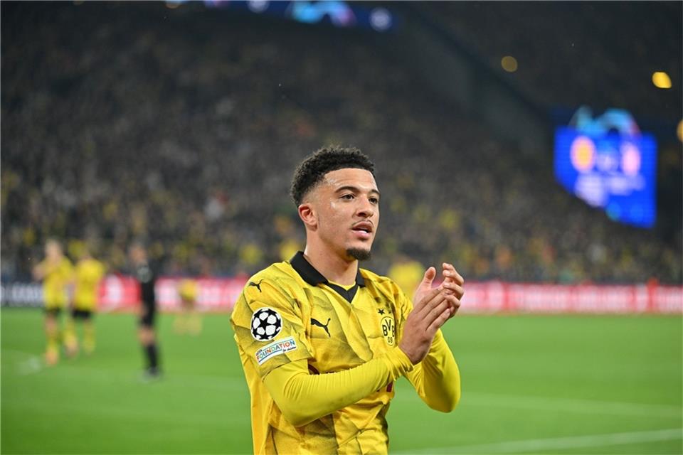 Dortmunds Jadon Sancho applaudiert bei seiner Auswechslung.