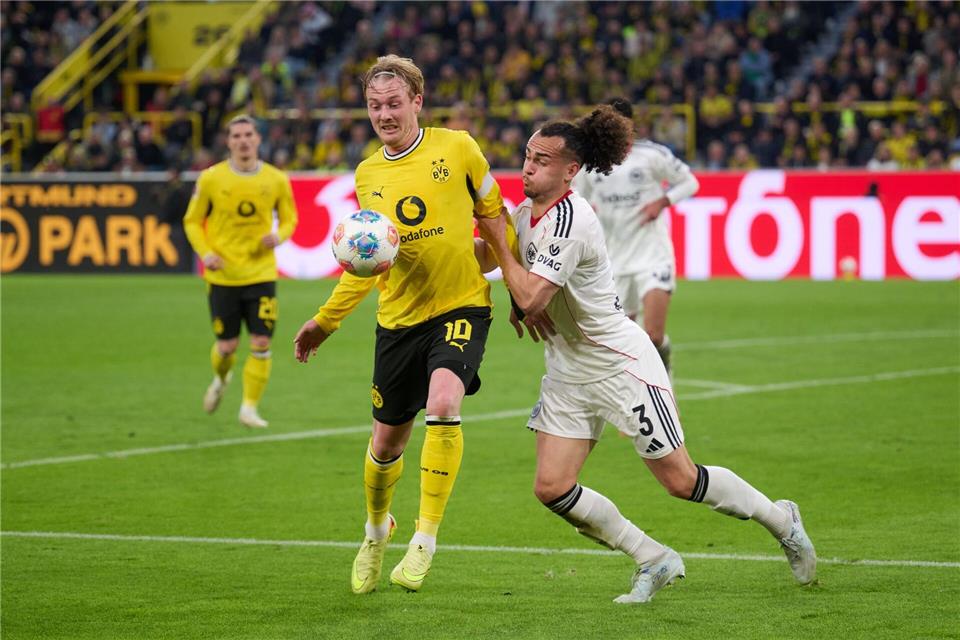 Dortmunds Julian Brandt im Duell mit Frankfurts Arthur Theate. Bernd Thissen/dpa