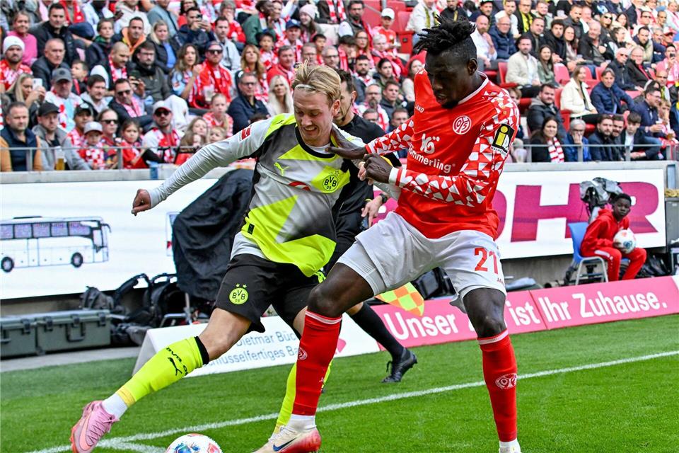Dortmunds Julian Brandt (l) rückte gegen den FSV Mainz 05 kurzfristig in die Startelf und glänzte dann mit zwei Vorlagen.Torsten Silz/dpa