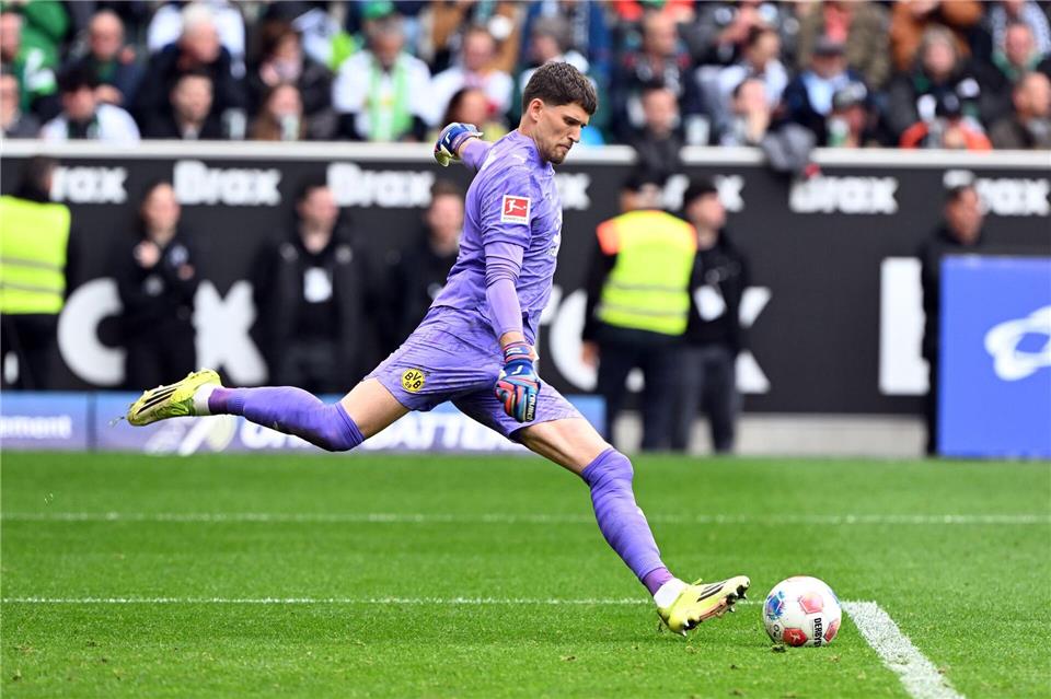 Dortmunds Keeper Gregor Kobel war nach der Niederlage in Gladbach unzufrieden. Federico Gambarini/dpa