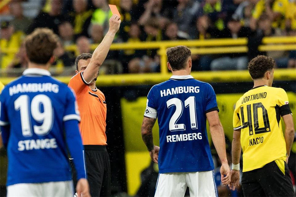 Dortmunds Samuele Inácio sieht eine schnelle Rote Karte gegen den HSV.Fabian Strauch/dpa