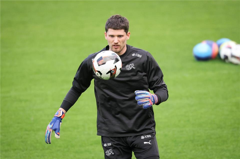 Dortmunds Torwart Gregor Kobel beim Abschlusstraining der Schweizer.Christian Charisius/dpa