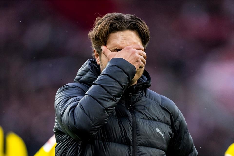 Dortmunds Trainer Edin Terzic reagiert unzufrieden nach dem Spiel.