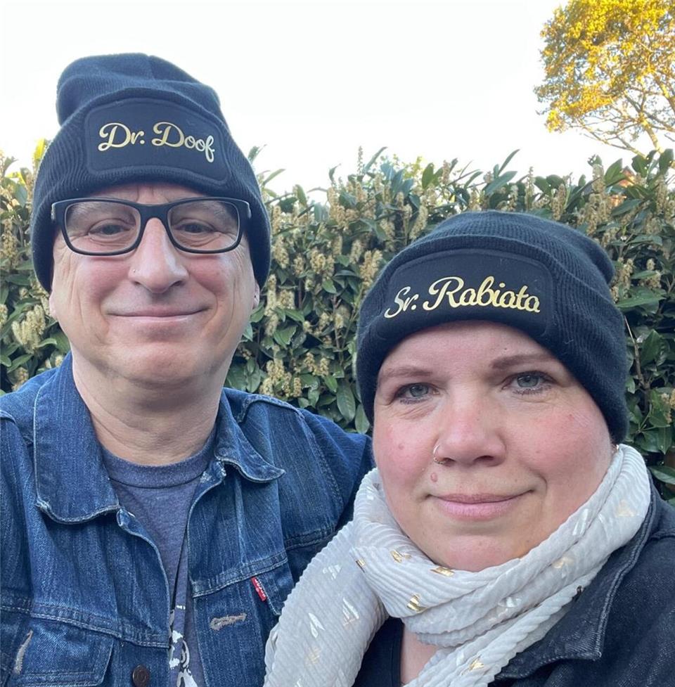 Dr. Christian Kolbenschlag, alias Dr. Doof, und Julia Löwenberg, alias Schwester Rabiata, eröffnen in Velen einen Begegnungsort für Kunst und Kultur.