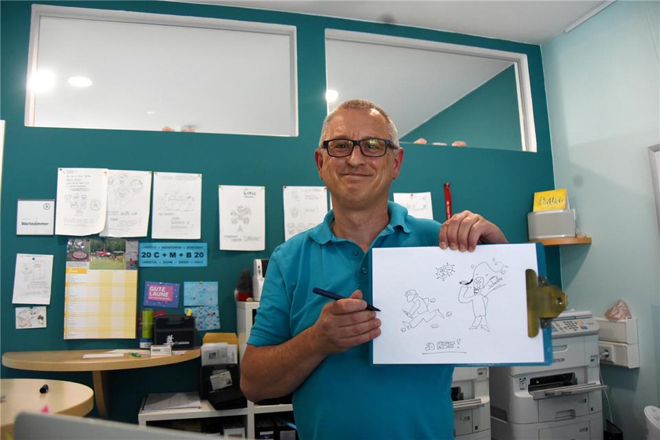 Dr. Christian Kolbenschlag verarbeitet beim Zeichnen Probleme, die ihm im Alltag begegnen. (Archivfoto)
