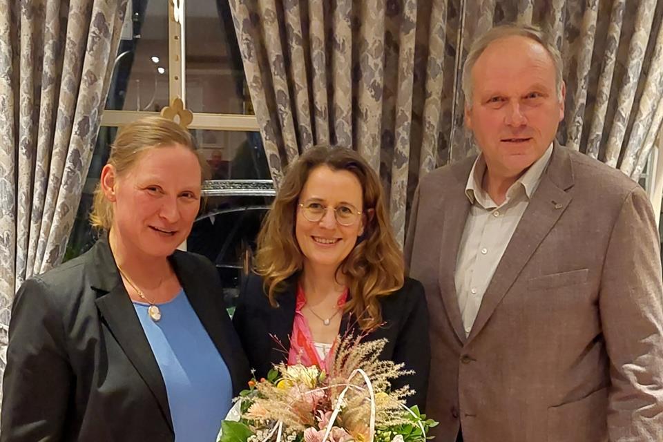 Dr. Gerswid Altenhoff-Weber hat den Vorsitz des CDU-Gemeindeverbands übernommen. Ihre Vorgängerin Dr. Sarah Gößling (l.) und der Fraktionsvorsitzende Bernhard Bölker haben ihr dazu gratuliert.