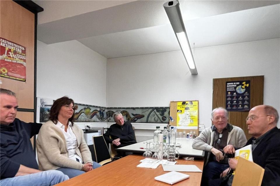 Dr. Gregor Gysi (Die Linke, r.) mit Ahauser BI-Mitgliedern an einem Tisch. Der Politiker will sich mit einem Brief gegen die geplanten Castortransporte aus Jülich nach Ahaus stark machen. Viel Hoffnung will er der BI gleichzeitig damit aber nicht machen.