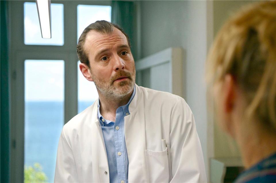 Dr. Hannes Stresow (Benjamin Grüter) ist von der Rückkehr von Nora (Tanja Wedhorn) überrascht.Franziska Hörisch/ARD Degeto/dpa