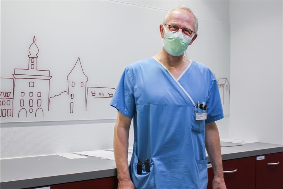 Dr. Heiko Fidorra ist es gewohnt regelmäßig Masken zu tragen. Mit ihm haben wir über die aktuelle Maskenpflicht gesprochen.