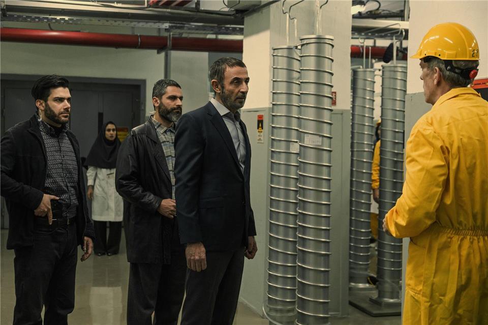 „Dr. House“-Star Hugh Laurie (r) spielt einen Atominspekteur.Domniki Mitropoulou/Apple TV/dpa