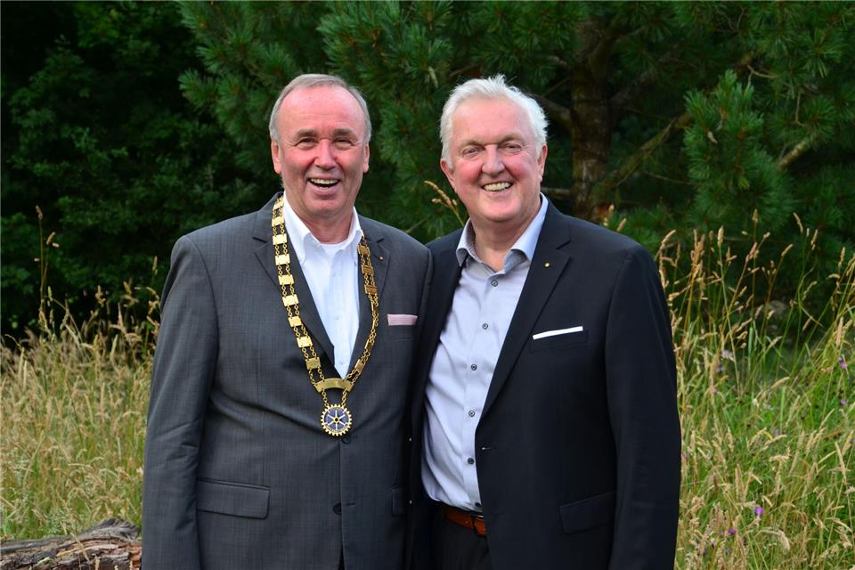 Dr. Joachim Wittwer (l.) hat das Präsidentenamt beim Rotary-Club Lippe-Issel von Udo Bovenkerk übernommen.