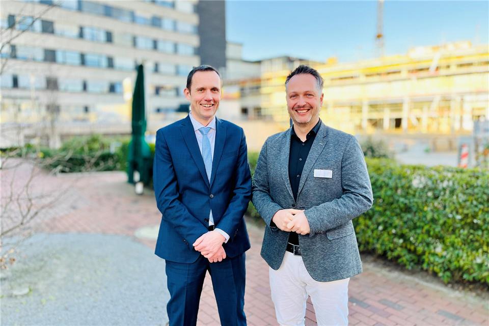 Dr. Jörg Daufenbach (l.) wird in Borken neuer Chefarzt in der Klinik für Orthopädie und Unfallchirurgie. Mit ihm auf dem Foto ist Krankenhausdirektor Max Jurgasch.