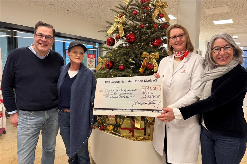 Dr. Johannes Heidemann, Swenja Angrick (beide links) erhielten von Anke Vöcking (Zweite von rechts) und Gabriele Overwiening die Spende über 1500 Euro.