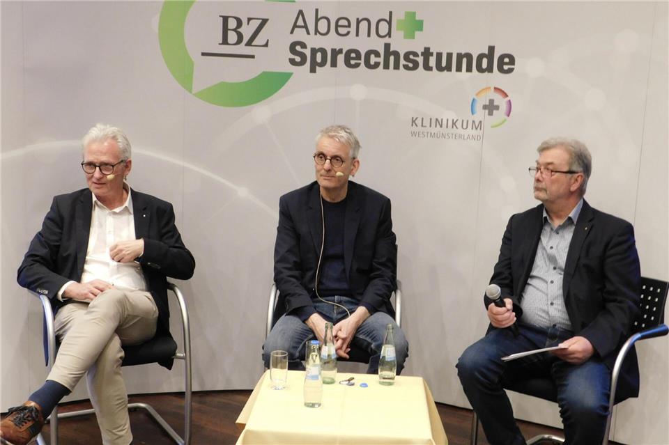 Dr. Markus Bourry, Chefarzt der Klinik für Allgemein- und Viszeralchirurgie, und Dr. Alexander Brock, Leiter des Refluxzentrums und Chefarzt der Klinik für Innere Medizin, informierten über das Refluxzentrum Borken. Moderiert wurde die Veranstaltung von Edgar Rabe (von links).