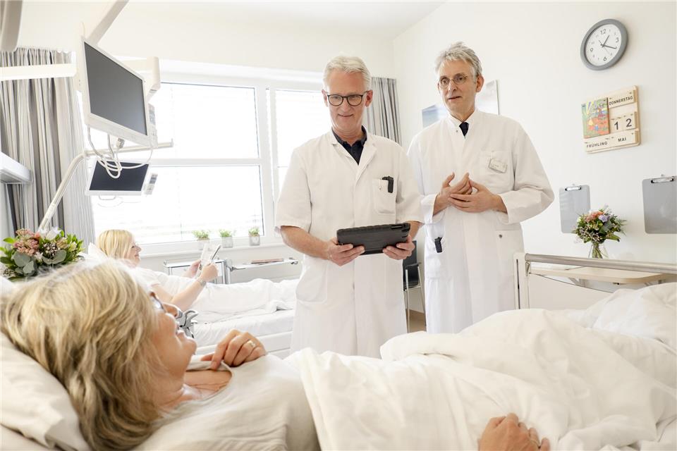 Dr. Markus Bourry (l.) und Dr. Alexander Brock besprechen mit einer Patientin den weiteren Behandlungsverlauf. Die Frau hat sich im Refluxzentrum Borken untersuchen und behandeln lassen.