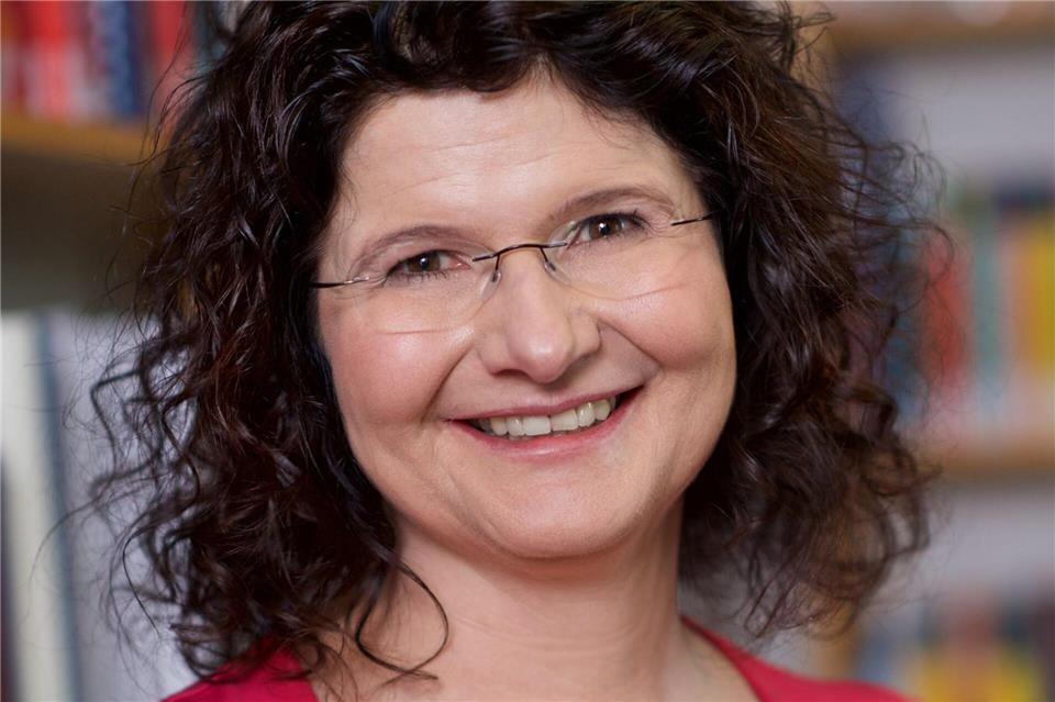 Guck mal da! Was Eltern und Kinder über Medien lernen können Dr. Maya Götz ist Medienpädagogin und Leiterin des Internationalen Zentralinstituts für das Jugend- und Bildungsfernsehen (IZI) beim Bayerischen Rundfunk. Sie lebt mit 3 Töchtern.IZI/Christian Rudnik/dpa-tmn