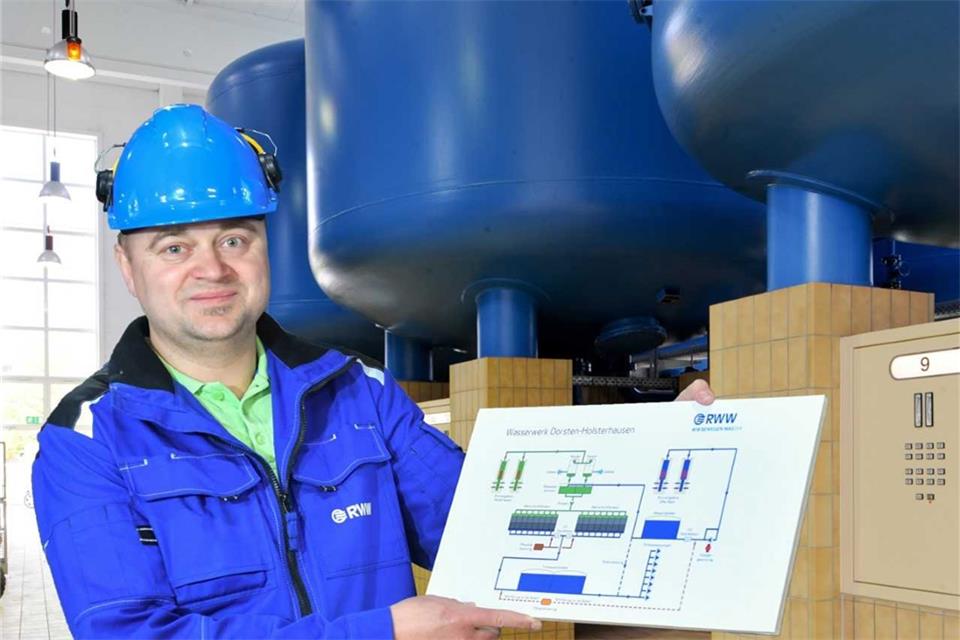 Dr. Michael Plath vor den Mehrschichtfiltern im Wasserwerk Holsterhausen. Von dort wird der Raesfelder Ortsteil Erle mit Trinkwasser versorgt.