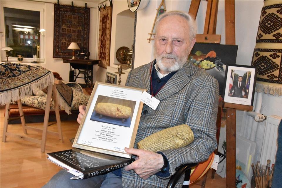 Dr. Paul-Richard Berger (85) hat jahrzehntelang im und über den Nahen und Mittleren Osten geforscht. Der Kyros-Zylinder (im Foto eine Nachbildung) ist seiner Meinung nach ein geeignetes Symbol, um auf das Thema Menschenrechte hinzuweisen.