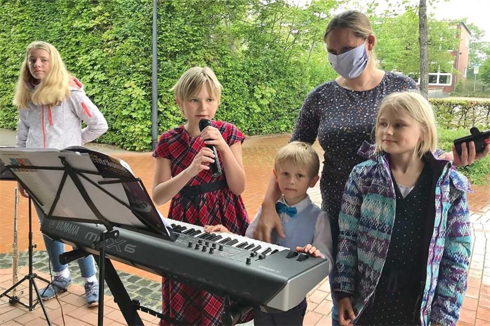 Dr. Sarah Gößling, ihre Kinder und weitere Musiker gestalteten den Auftritt am Seniorenhaus.