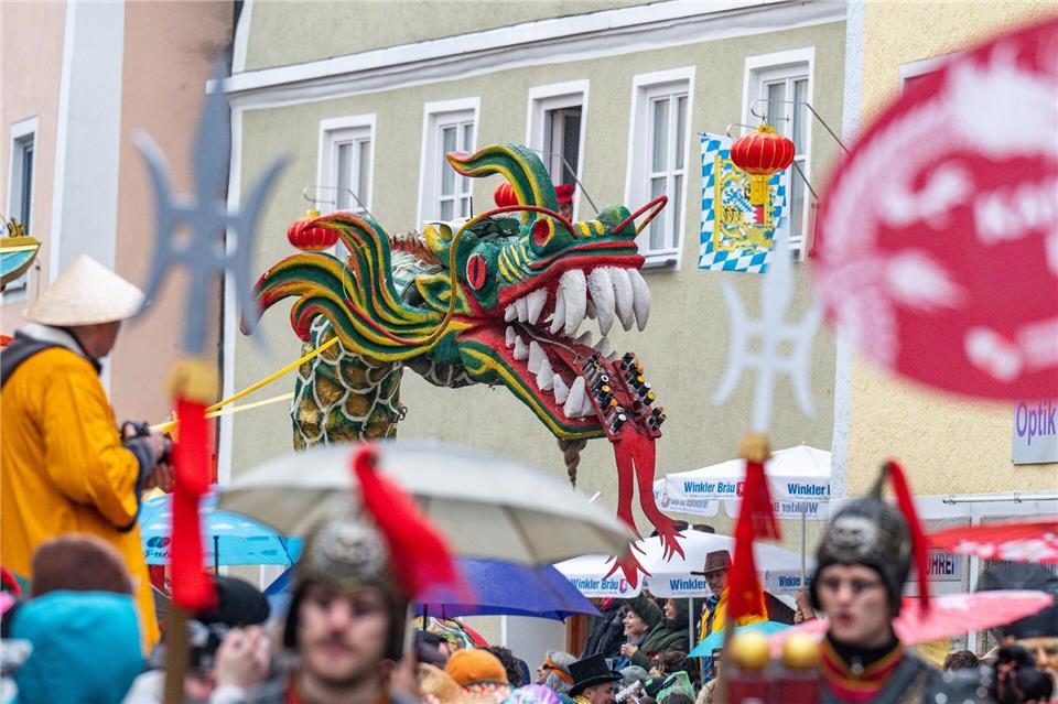 Drachen und andere Fantasiegestalten ziehen beim traditionellen Chinesenfasching mit. Armin Weigel/dpa