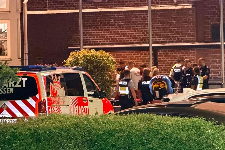 Dramatische Szenen am Rande einer Party: In Essen soll ein 46-Jähriger in einem Streit auf drei Männer eingestochen haben. Ein Security-Mitarbeiter kam dazu, verlor das Bewusstsein und starb. Michael Weber/WTVnews/dpa
