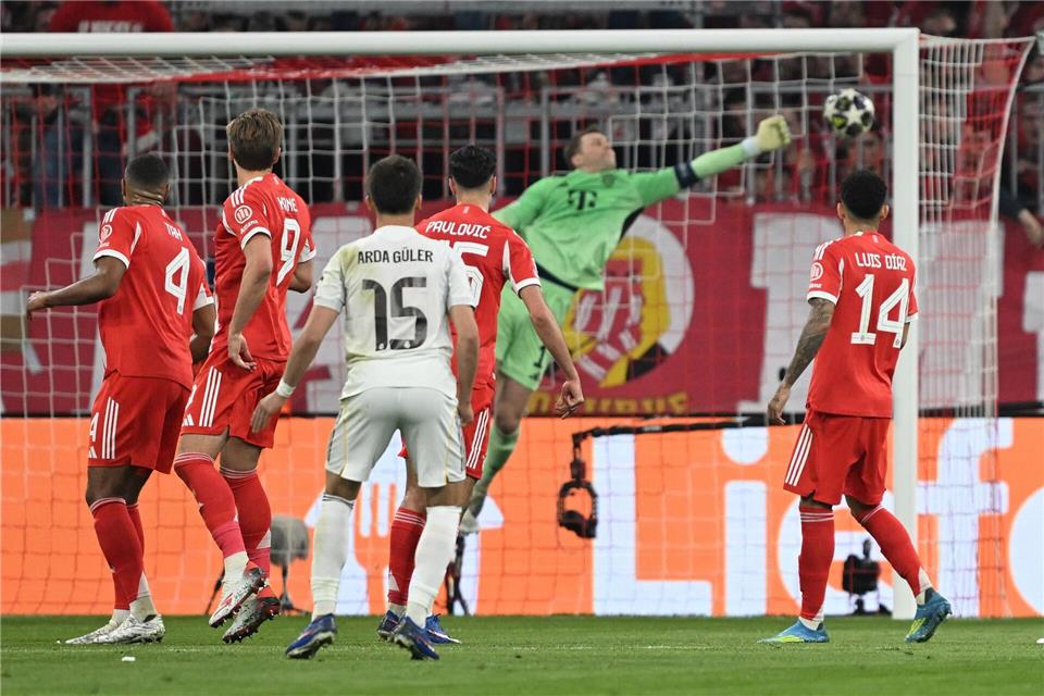 Dran mit der Hand - und doch ist der Ball drin: Manuel Neuer ist hilflos beim 1:2.Sven Hoppe/dpa