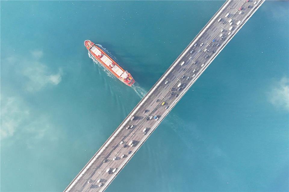 Draufblick: Ein Schiff ist unterhalb der Fatih-Sultan-Mehmet-Brücke auf dem Bosporus in Istanbul unterwegsLiu Lei/XinHua/dpa