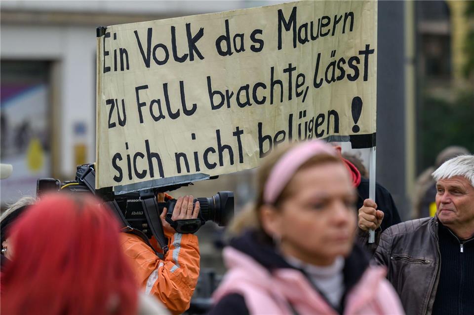 Klage gegen Rundfunkbeitrag: Bundesgericht nimmt sich Zeit Draußen gab es eine Kundgebung gegen den Rundfunkbeitrag.Hendrik Schmidt/dpa
