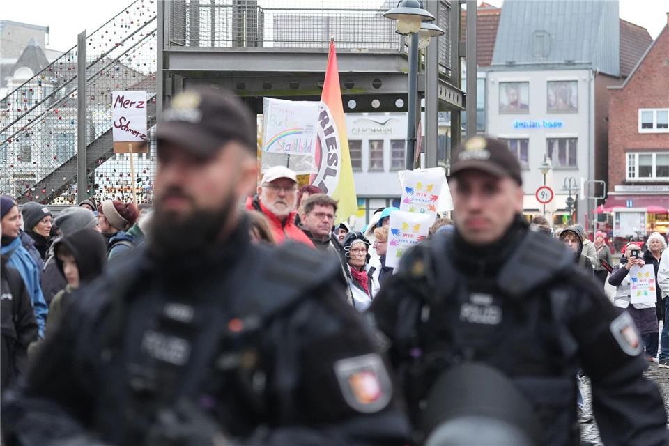Draußen gibt es aber Protest gegen Äußerungen des Kanzlers.Marcus Brandt/dpa