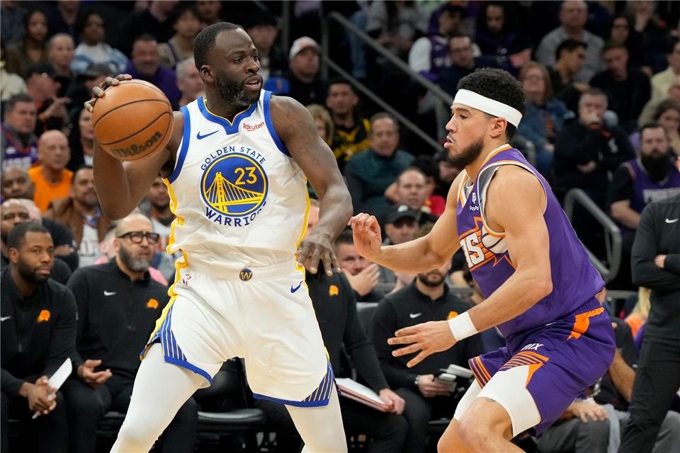 NBA-Profi Green fliegt ein weiteres Mal vom Spielfeld Draymond Green (l) von den Golden State Warriors hat sich wieder einen Fauxpas geleistet.